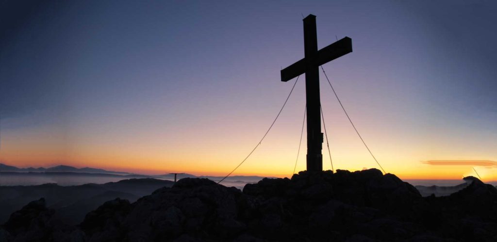 immagine della croce con un tramonto